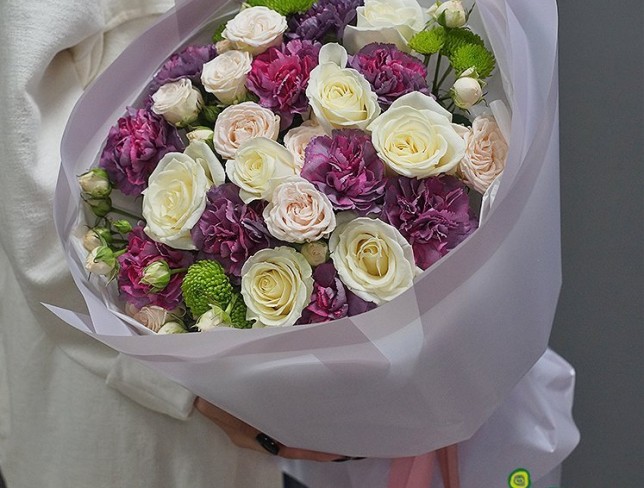 Букет с фиолетовыми гвоздиками и белыми розами Фото